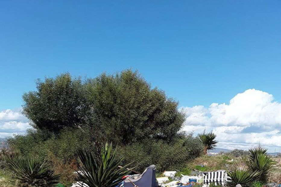 Lixo por recolher após demolições em Faro