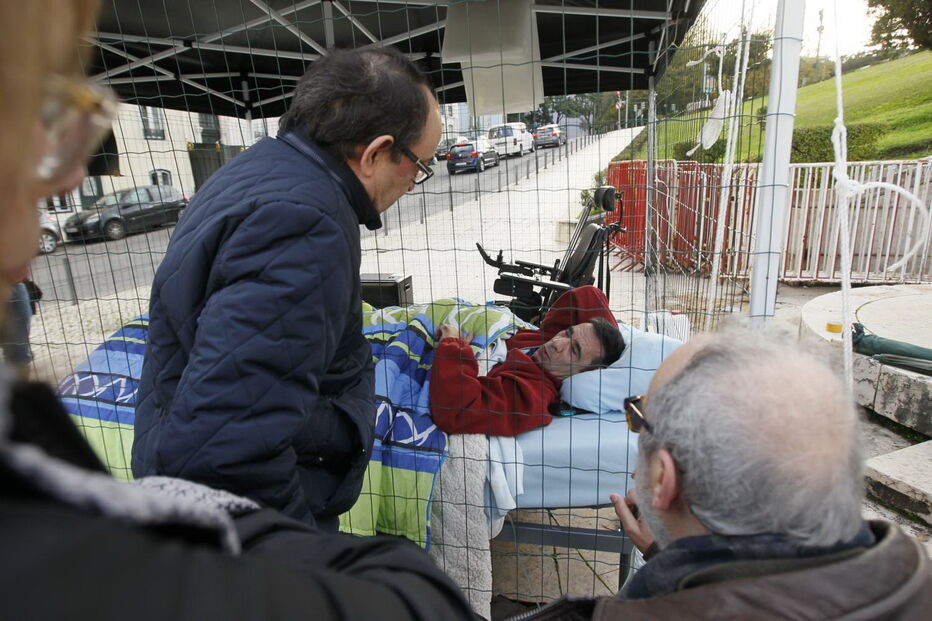 Tetraplégico em protesto em gaiola junto ao parlamento reúne-se terça-feira com o Governo