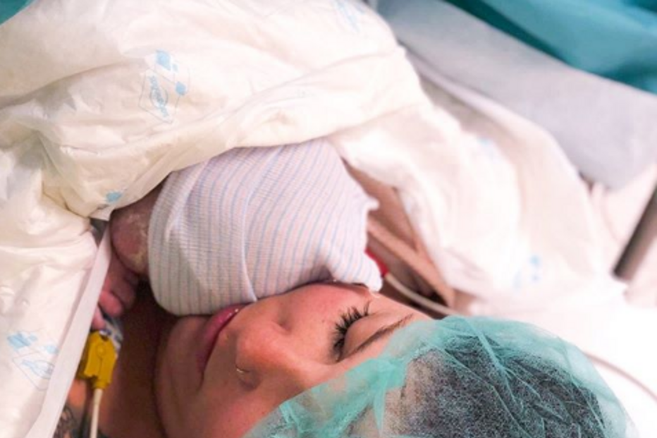 Emma com a mãe, minutos depois de ter nascido.