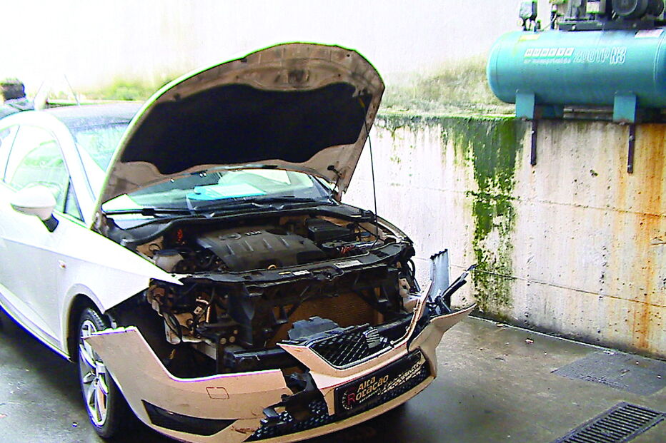 Automóvel foi parcialmente desmantelado 