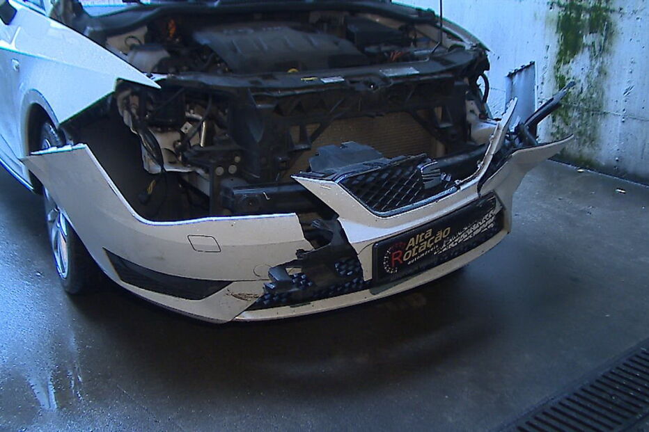 Automóvel foi parcialmente desmantelado 