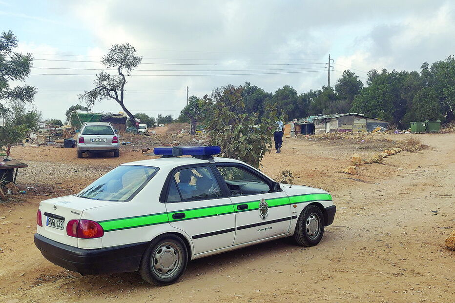 Reboque e carros da GNR avariados em Albufeira