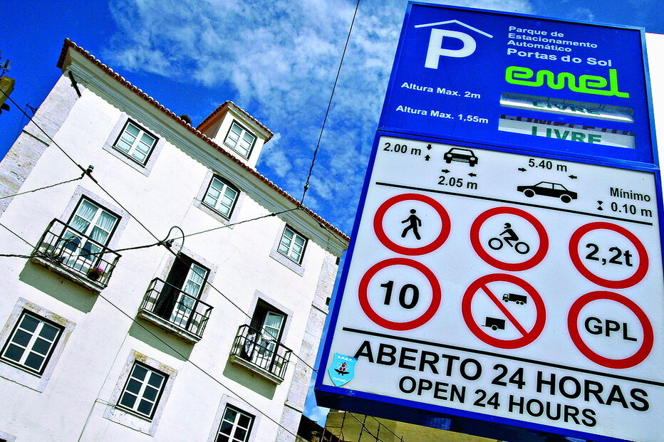 Atualmente a EMEL tem 38 parques de estacionamento, com 6045 lugares. À superfície, há 65 mil lugares tarifados