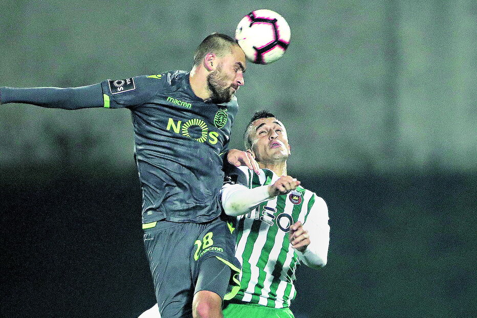 Jogadores em ação no jogo do Sporting contra o Rio Ave