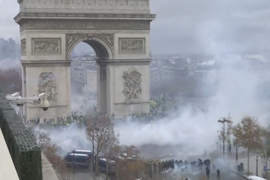 Governo suspende aumento dos combustíveis após protestos dos 'coletes amarelos'