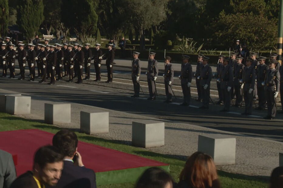 Presidente chinês recebido por Marcelo na chegada a Lisboa