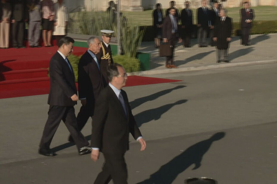 Presidente chinês recebido por Marcelo na chegada a Lisboa