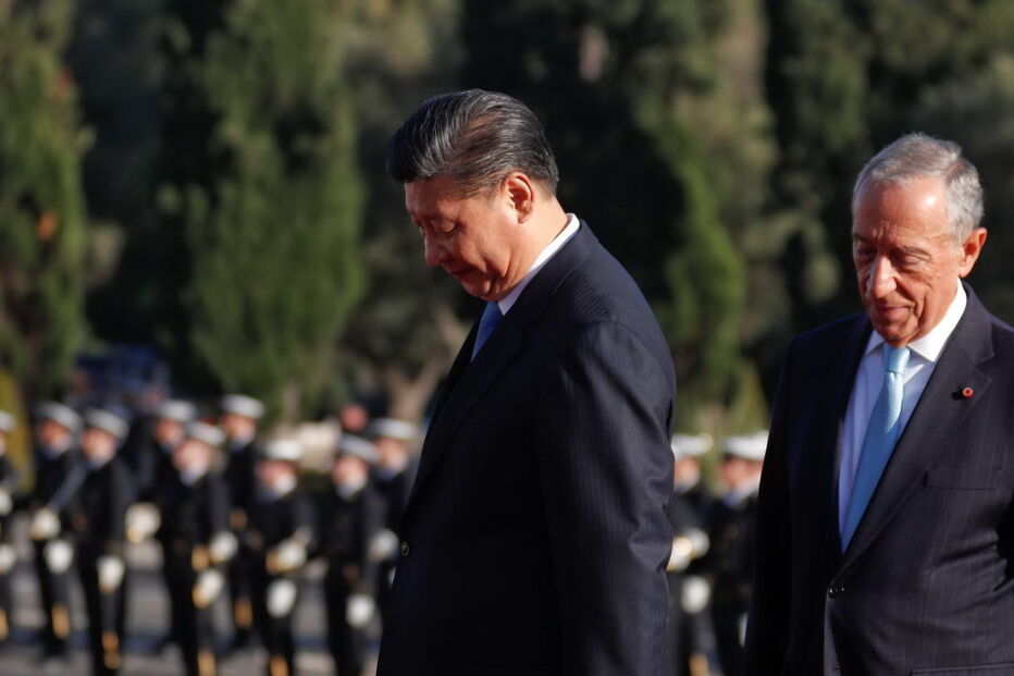 Presidente chinês recebido por Marcelo na chegada a Lisboa