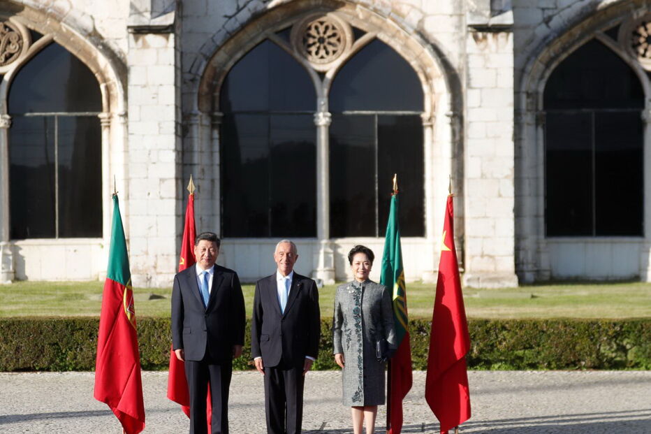 Presidente chinês recebido por Marcelo na chegada a Lisboa