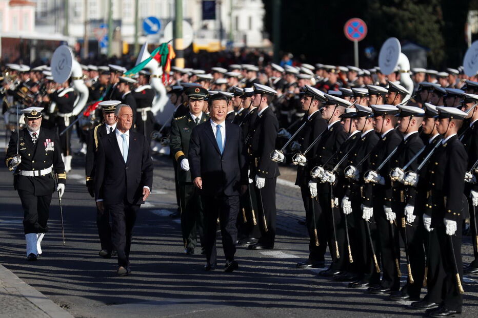 Presidente chinês recebido por Marcelo na chegada a Lisboa