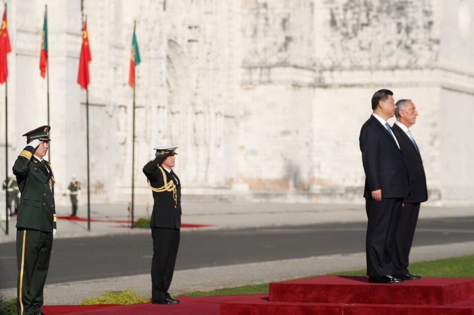 Presidente chinês recebido por Marcelo na chegada a Lisboa
