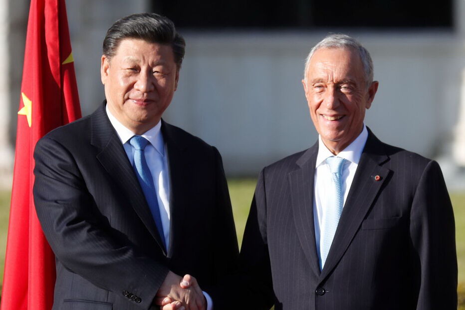 Presidente chinês recebido por Marcelo na chegada a Lisboa
