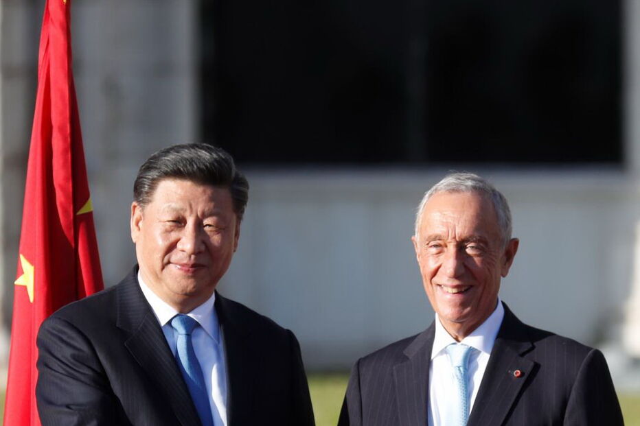 Presidente chinês recebido por Marcelo na chegada a Lisboa