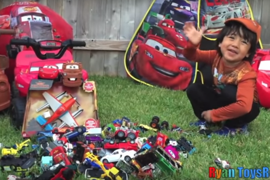 Menino ganha uma fortuna a fazer avaliações a brinquedos