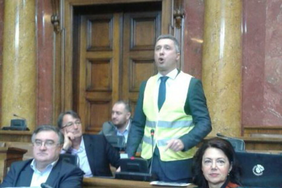 Líder do partido da direita nacionalista Dveri veste colete amarelo