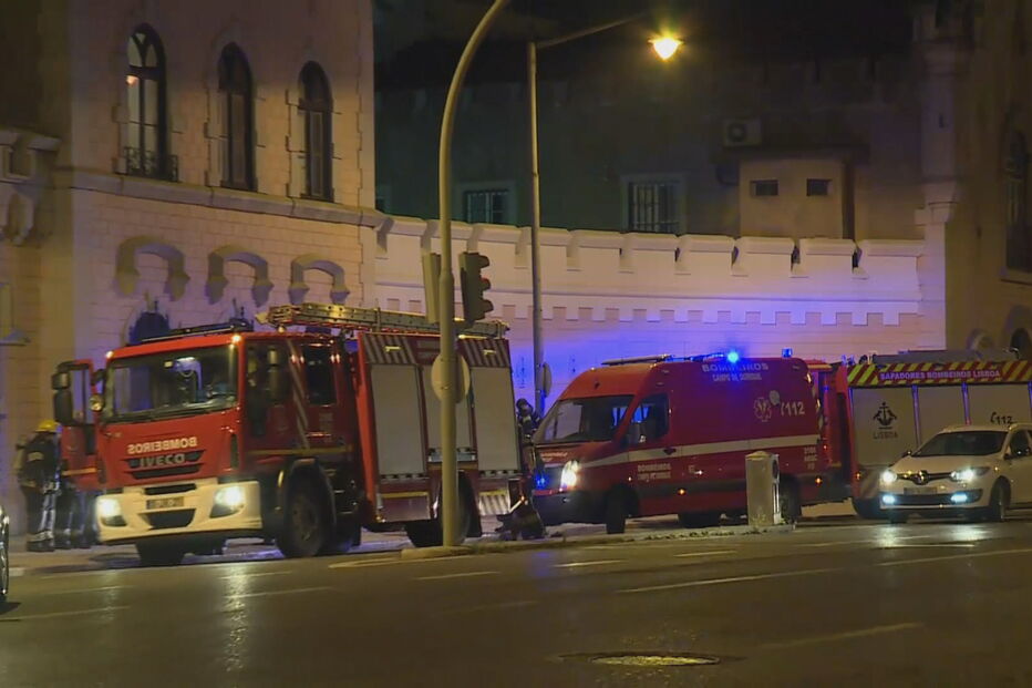 Bombeiros controlam chamas na prisão de Lisboa