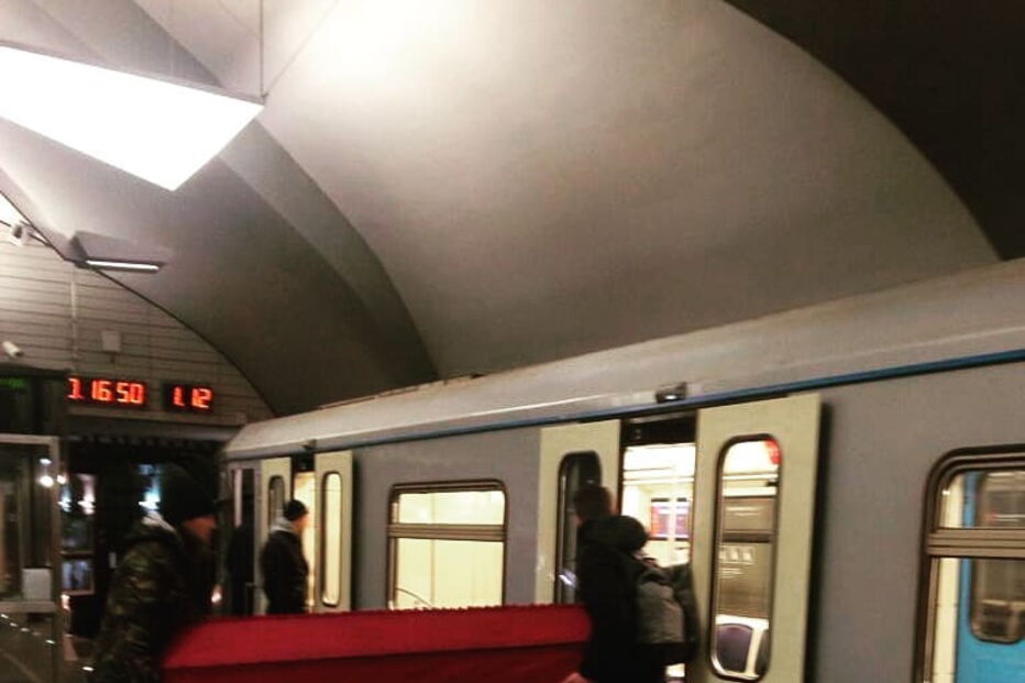 Transportam caixão no metro de Moscovo