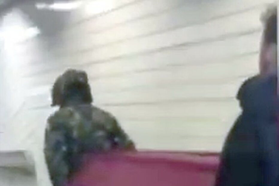 Transportam caixão no metro de Moscovo