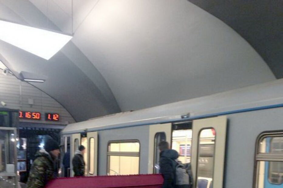 Transportam caixão no metro de Moscovo
