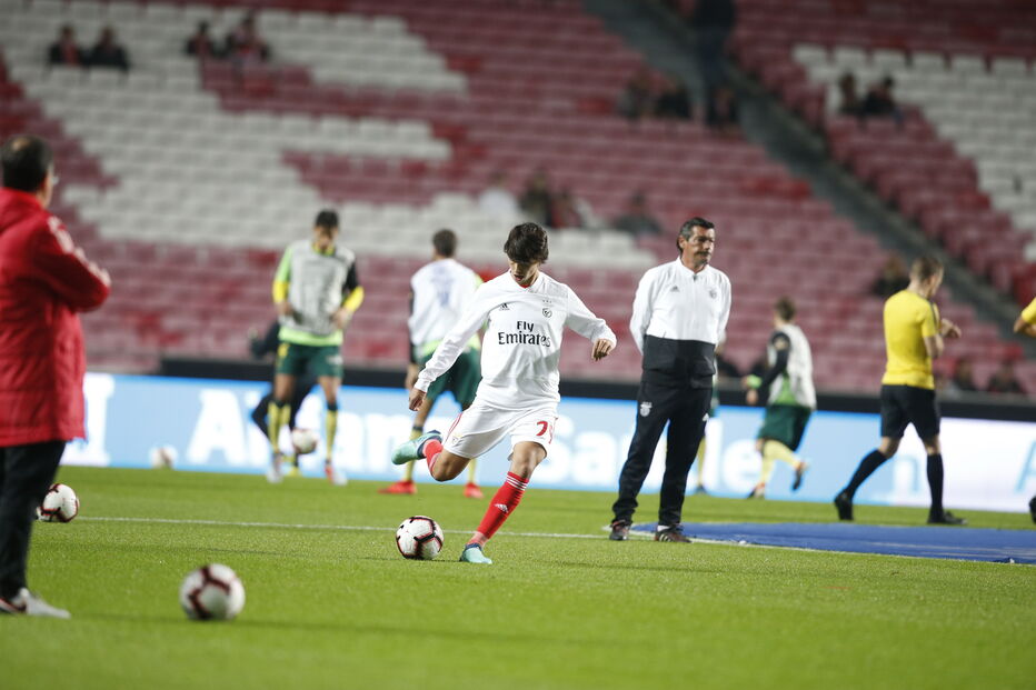 Jogadores do Benfica aquecem antes do jogo