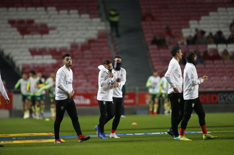 Jogadores do Benfica aquecem antes do jogo