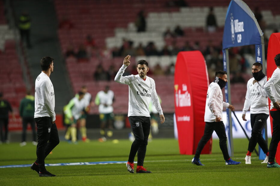 Jogadores do Benfica aquecem antes do jogo