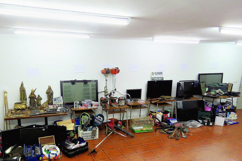 Além das três detenções, a GNR efetuou inúmeras apreensões ligadas aos furtos de máquinas de tabaco e arte sacra   