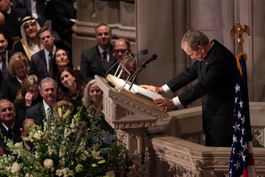Bush não contém as emoções durante discurso na despedida do pai