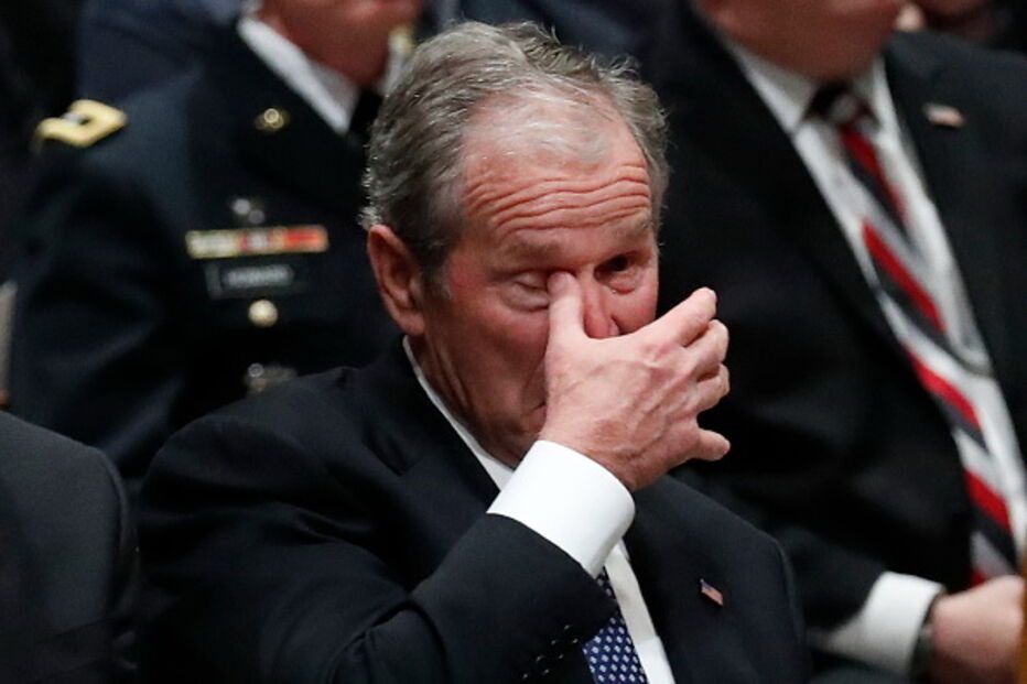 Bush não contém as emoções durante discurso na despedida do pai