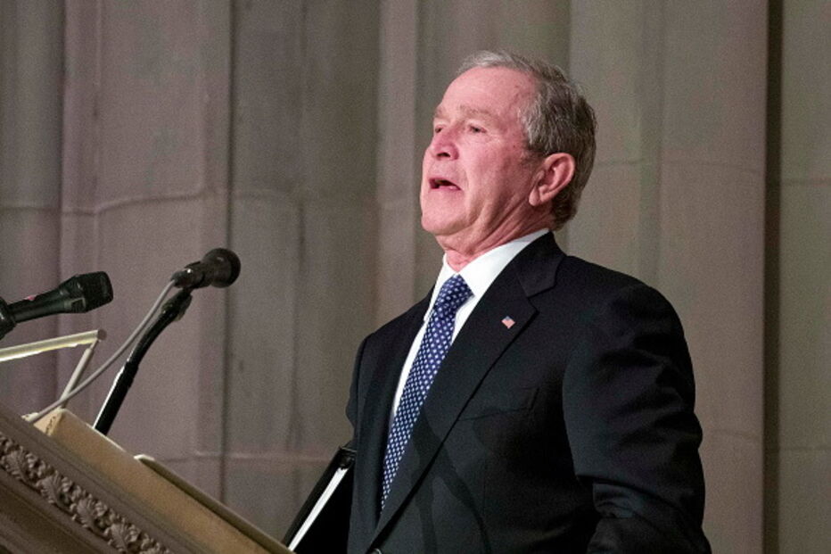 Bush não contém as emoções durante discurso na despedida do pai