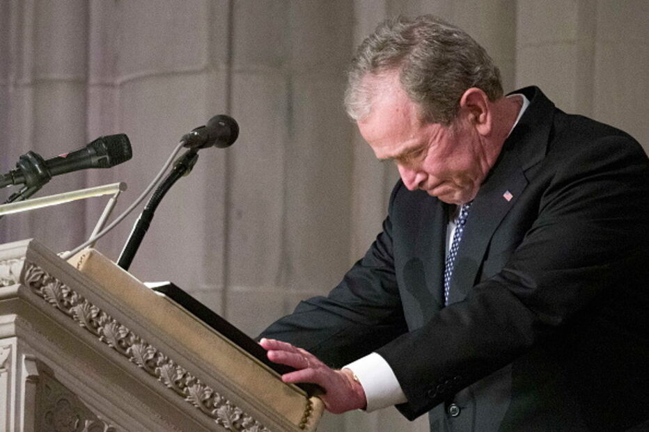 Bush não contém as emoções durante discurso na despedida do pai