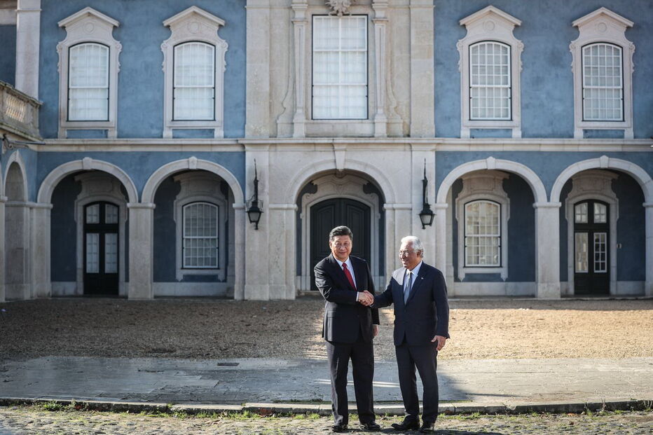 Xi Jinping  e António Costa furaram o protocolo para conversarem a sós, após  uma declaração conjunta sem questões
