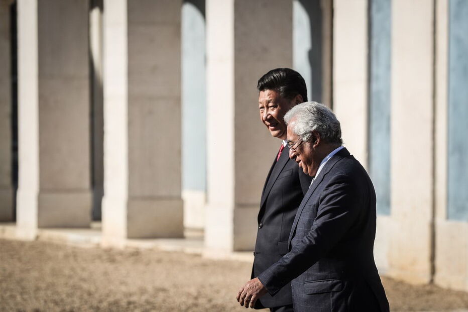 Xi Jinping  e António Costa furaram o protocolo para conversarem a sós, após  uma declaração conjunta sem questões
