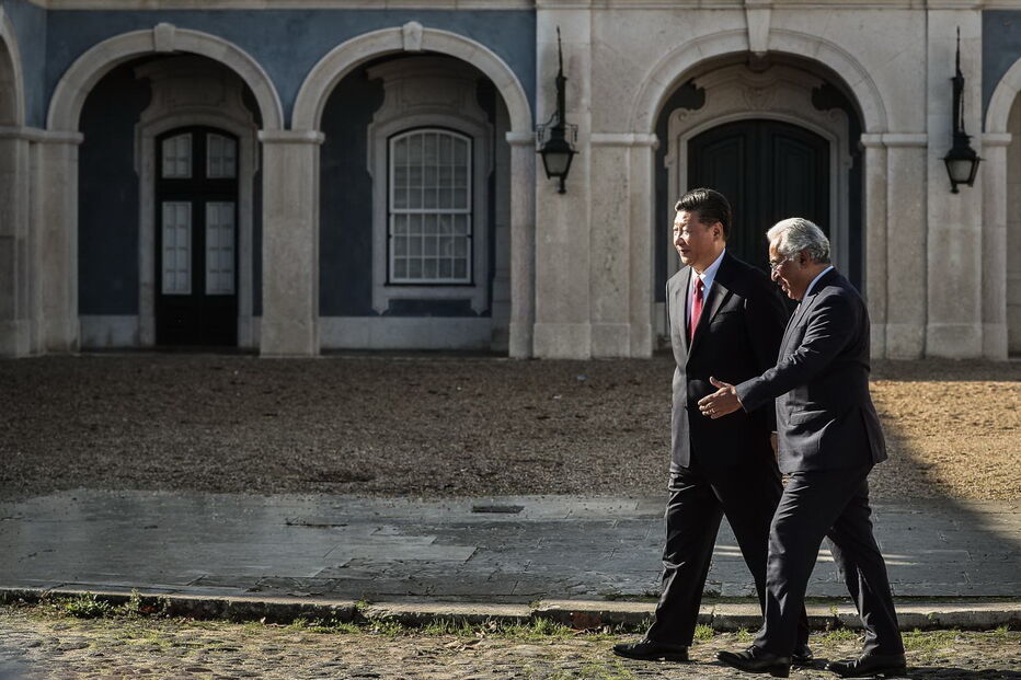 Xi Jinping  e António Costa furaram o protocolo para conversarem a sós, após  uma declaração conjunta sem questões
