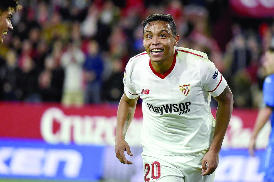Luis Muriel tem 27 anos, é avançado internacional colombiano e joga na equipa do Sevilha
