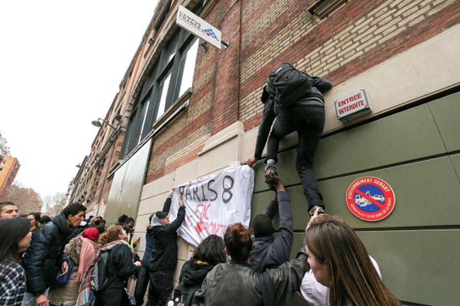 Protestos de estudantes em França levam polícia a recorrer a gás lacrimogéneo 