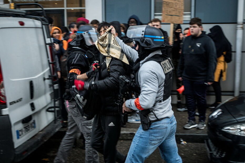 Protestos de estudantes em França levam polícia a recorrer a gás lacrimogéneo 