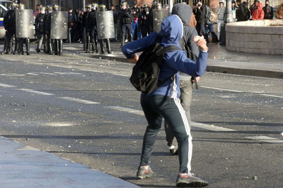 Protestos de estudantes em França levam polícia a recorrer a gás lacrimogéneo 