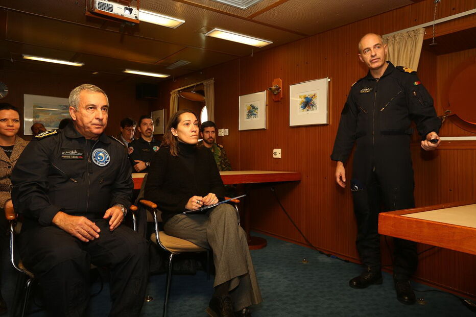 Comandante exonerado Valter Bulha de Almeida, juntamente com o atual Chefe do Estado-Maior da Armada e da secretária de estado da Defesa