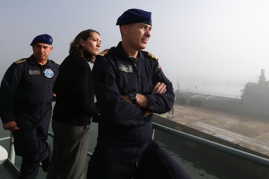 Comandante exonerado Valter Bulha de Almeida, juntamente com o atual Chefe do Estado-Maior da Armada e da secretária de estado da Defesa