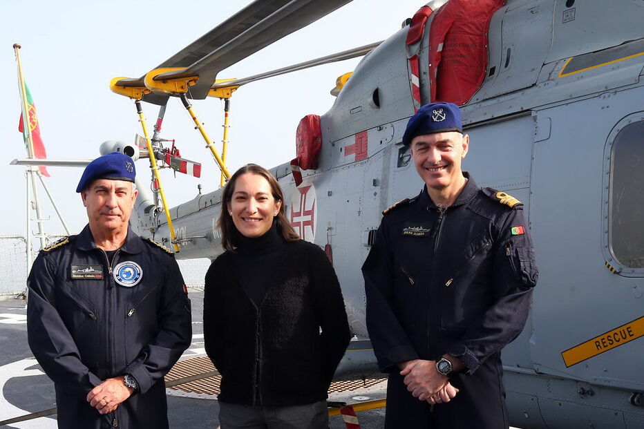 Comandante exonerado Valter Bulha de Almeida, juntamente com o atual Chefe do Estado-Maior da Armada e da secretária de estado da Defesa