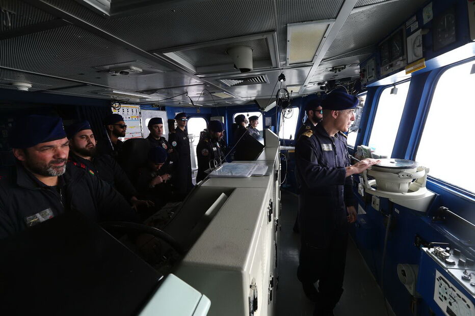 Valter Bulha de Almeida ao comando da fragata Corte-Real