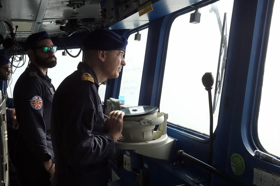 Valter Bulha de Almeida ao comando da fragata Corte-Real