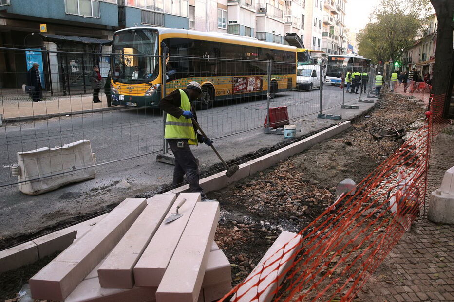 Obras afastam clientes do comércio em Benfica  