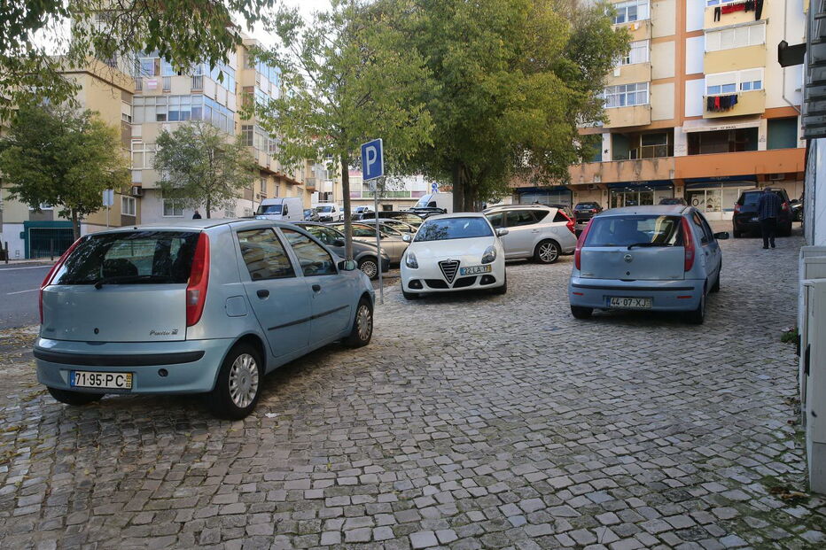 Obras afastam clientes do comércio em Benfica  