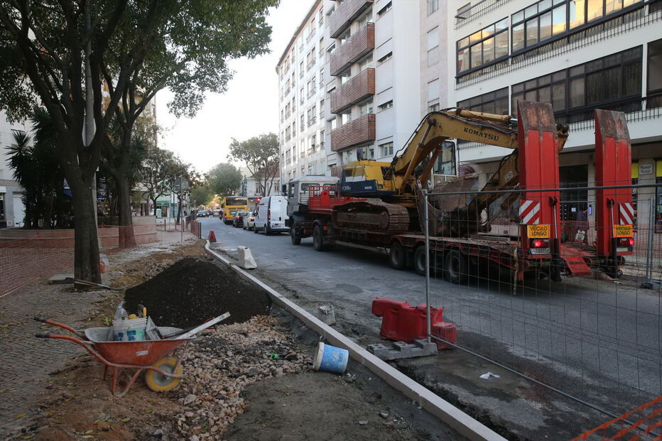 Obras afastam clientes do comércio em Benfica  