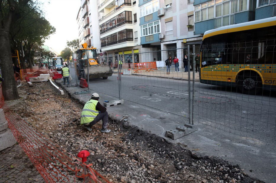 Obras afastam clientes do comércio em Benfica  
