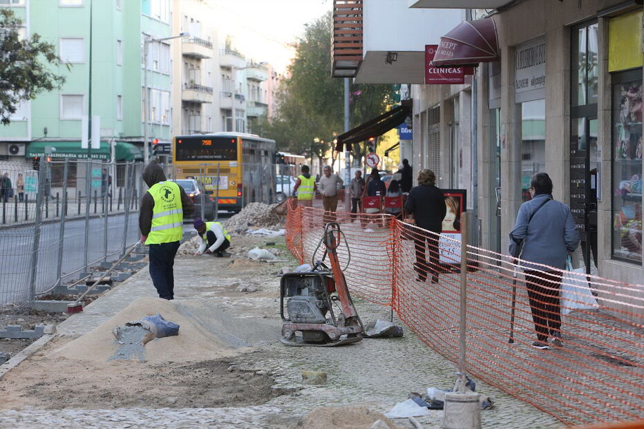 Obras afastam clientes do comércio em Benfica  