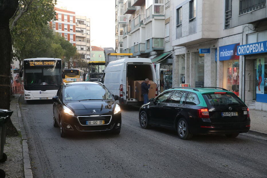 Obras afastam clientes do comércio em Benfica  