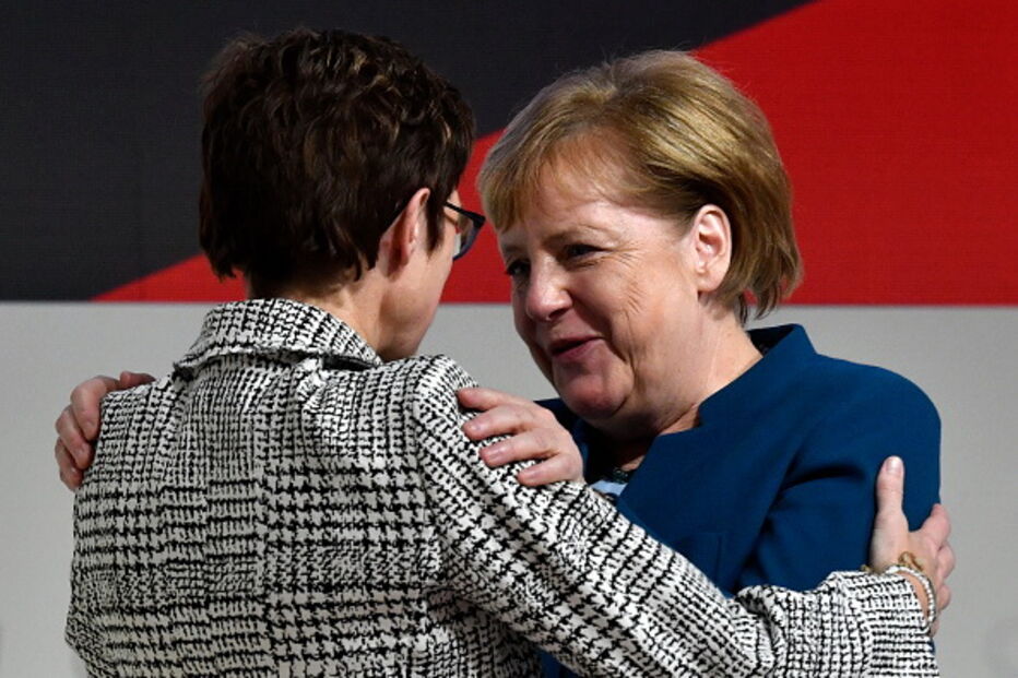 Annegret Kramp-Karrenbauer com Merkel
